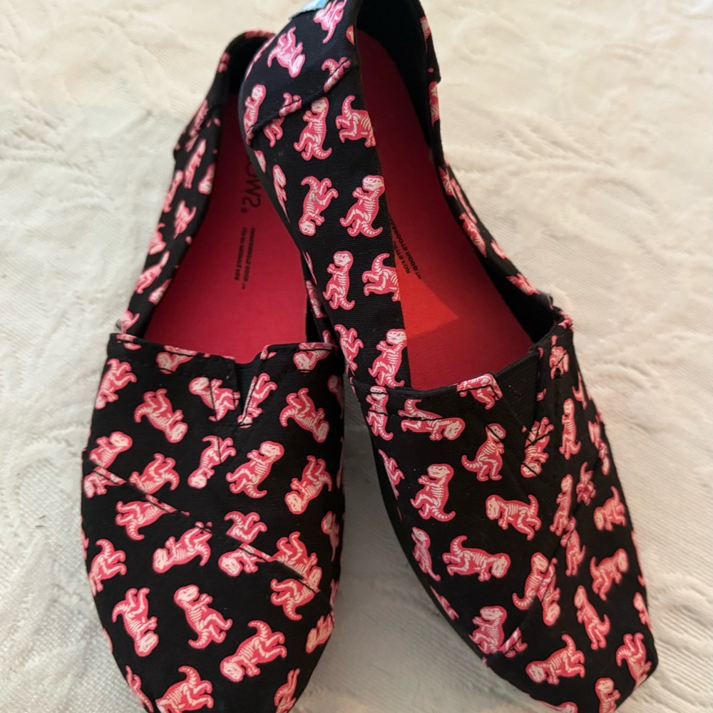 Toms Flat Slip On Womens 6.5 Black Pink Dinosaur Print Prehistoric Paleontology